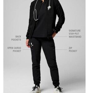 Scrub jogger pants in black- New